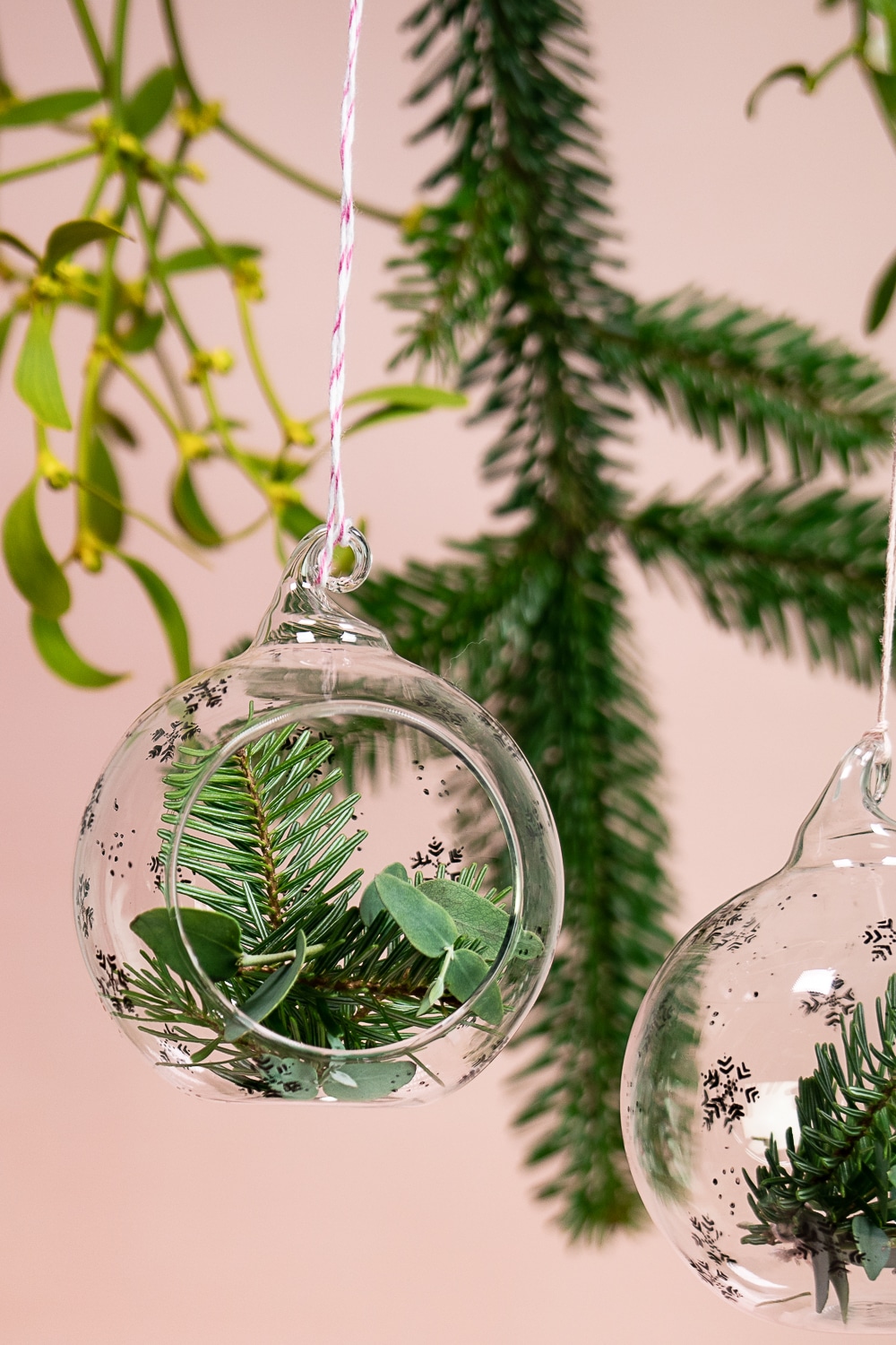 Weihnachtskugeln aus Glas weihnachtlich bestempeln