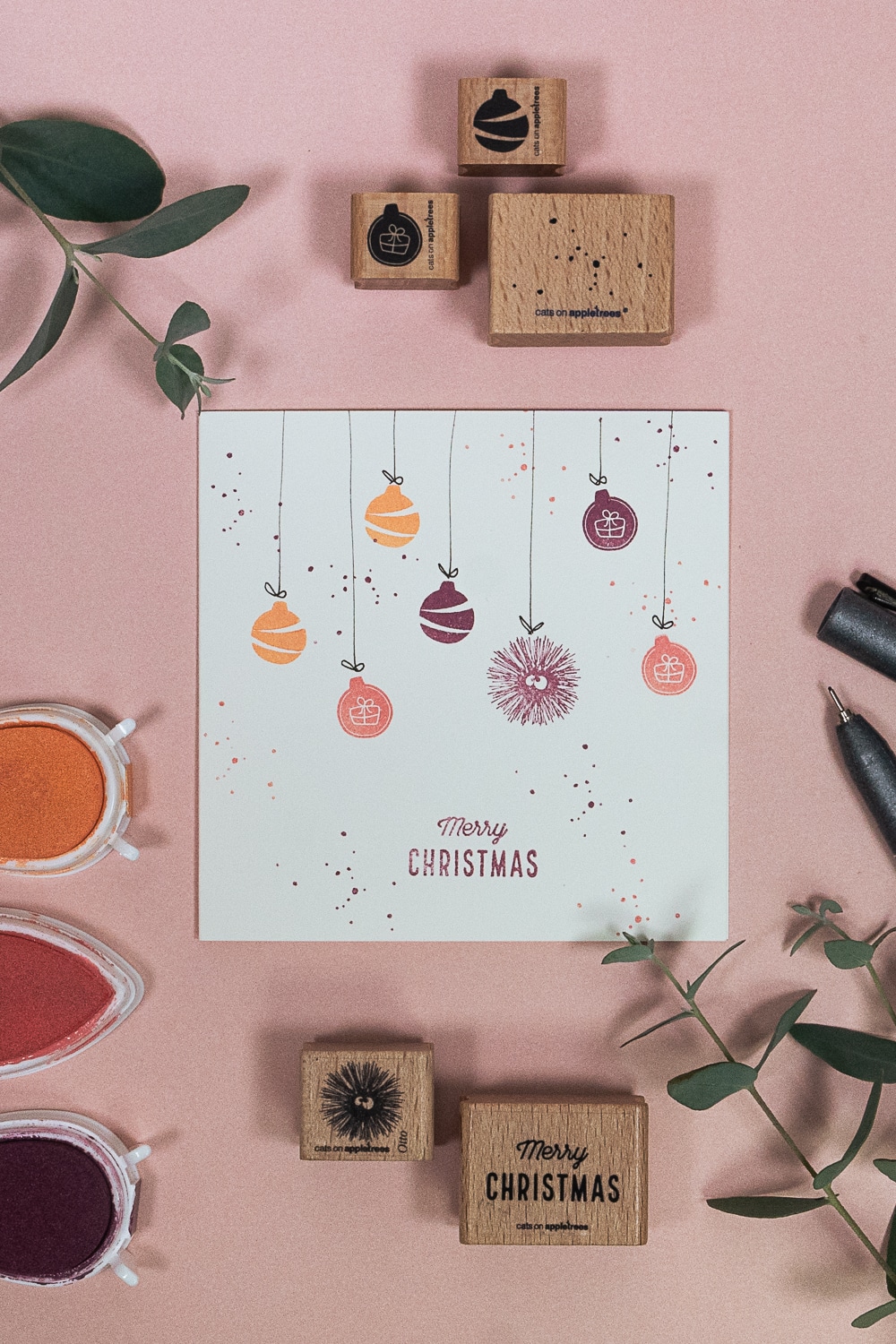 Weihnachtliche Grußkarte mit Moptivstempeln: Seeigel Otto liebt Weihnachtskugeln